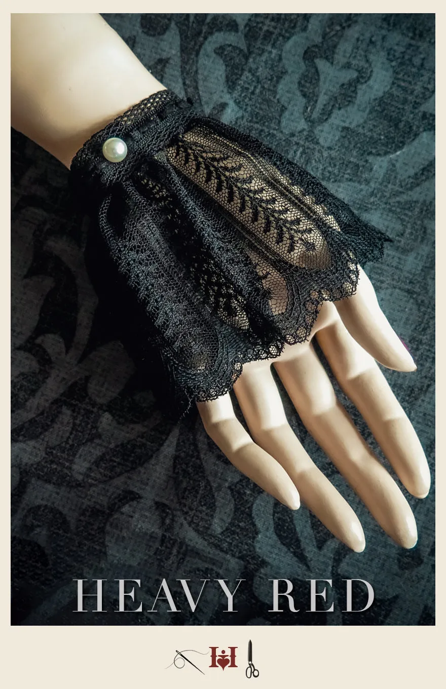 Scalloped Lace Wrist Gloves